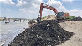 清理桃園新街溪口非法盜埋垃圾（1）桃園市政府為清理新街溪出海口左岸非法盜埋垃圾，在取得內政部營建署同意及環保署支援大型機具下，6日調派大型挖土機及抓斗車進場，預計1個月內完成清理。（桃園市政府環保局提供）中央社記者吳睿騏桃園傳真　108年6月6日