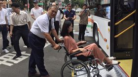 竹市低地板公車增量　提供身障乘客協助新竹市政府交通處6日宣布，市區公車路線「藍線」增設5台低地板公車，駕駛員除需另具備相關設施操作技能外，也提供行動不便或身心障礙乘客相關協助服務。中央社記者魯鋼駿攝　108年6月6日