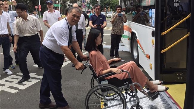 竹市低地板公車增　身障者無障礙搭乘