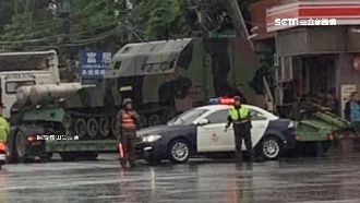 拖板車載裝甲車　轉彎勾倒「電線桿」