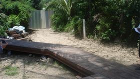 施工破壞陸蟹棲地　屏東縣府開罰屏東縣滿州鄉公所在港口村陸蟹棲息地進行木棧道工程，但廠商施工時卻破壞了陸蟹洞穴及棲地，被民眾檢舉，縣府依法開罰並要求廠商改善，也感謝全民共同監督。（屏東縣政府提供）中央社記者郭芷瑄傳真　108年6月6日