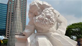 朱銘人間系列科學家作品新北展出（1）2019年新北市美力活動6月開跑，今年特別將雕塑大師朱銘5件「人間系列–科學家」作品移至市民廣場展出。圖為展出的雕塑作品之一「達文西」。中央社記者黃旭昇新北市攝　108年6月6日