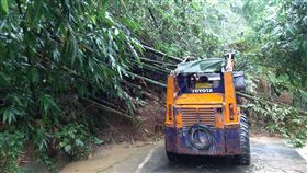 雲林縣道158甲43K因雨坍方（1）雲林縣政府工務處12日表示，通往古坑草嶺的要道之一的縣道158甲43K處，因連日降雨造成邊坡土石鬆動坍方，雙向封閉，已請廠商清理中。（雲林縣政府提供）中央社記者葉子綱傳真  108年6月12日