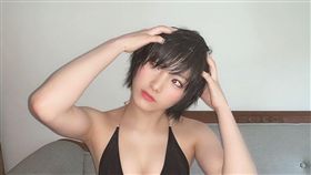 岡田奈奈大動作拍攝雜誌比基尼封面。（圖／翻攝自IG）