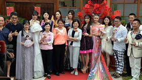 雲林台西海口故事屋開館（1）雲林縣台西海口故事屋8日正式開館，縣長張麗善（前右6）等人出席揭牌，參與開屋走秀活動。（雲林縣政府提供）中央社記者黃國芳傳真　108年6月8日