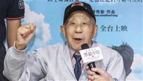 紀錄片「疾風魅影-黑貓中隊」導演楊佈新、黑貓中隊張立義教官、黑貓中隊烈士陳懷生義子陳靖。（記者林士傑/攝影）