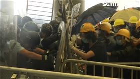 反送中示威衝突，港警朝民眾開槍，圖／翻攝自AP影音