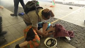 反送中示威衝突，港警朝民眾開槍，圖／翻攝自AP影音