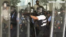 反送中示威衝突，港警朝民眾開槍，圖／翻攝自AP影音