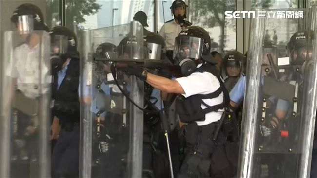 攻擊民眾！港警務處長：不警告很正常