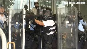 反送中示威衝突，港警朝民眾開槍，圖／翻攝自AP影音