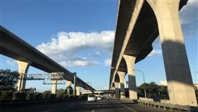 校前路匝道啟用　救災與緊急醫療需求更便利民進黨籍立委陳賴素美受訪表示，以往民眾由中壢戰備跑道上五楊高架後，下個出口就是新竹湖口，一旦橋上有任何事故常是緩不濟急；有緊急醫療需求，更可能耽誤黃金救援時間。透過校前路匝道，可直接「北入、南出」五楊高架，讓救災不用再望中山高興嘆。中央社記者吳睿騏桃園攝　106年10月19日