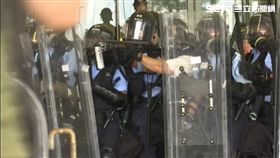 反送中示威衝突，港警朝民眾開槍，圖／翻攝自AP影音