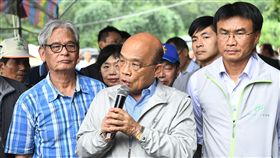 行政院長蘇貞昌11日赴飛牛牧場視察秋行軍蟲緊急防疫辦理情形。（圖／行政院提供）