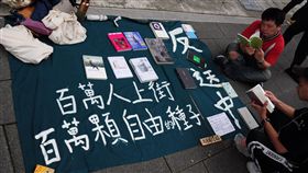 香港僑生罷課　設流動圖書館倡對話香港僑生吳同學12日表示，近年香港政治環境緊縮，言論空間也受限，許多主流書店紛紛自我審查，議題敏感、具批判意識的書本都無法上市。中央社記者沈朋達台北攝　108年6月12日