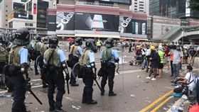 反送中衝突升高  香港警方施放催淚瓦斯（7）香港「反送中」示威衝突升高，警方持續將抗議群眾向外驅散，群眾已退往遠處，僅剩下距離較近的媒體。中央社記者張謙香港攝  108年6月12日