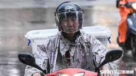 大雨、下雨、雷雨、梅雨、午後雷陣雨、撐傘。 （圖／記者林敬旻攝）