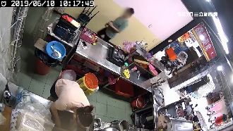 怪男持不明液體闖店內　老闆娘嚇傻