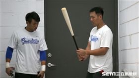 ▲王正堂（左）向前輩林益全請益。（圖／記者劉忠杰攝影）