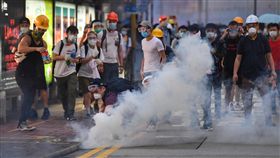 香港反送中　港警發射催淚彈驅離民眾（2）香港12日因為逃犯條例修訂草案二讀，大量民眾聚集抗議，警方下午4時後陸續向民眾發射催淚彈意圖驅離，部分穿戴護具的抗議民眾想撿起催淚彈。中央社記者王飛華攝　108年6月12日