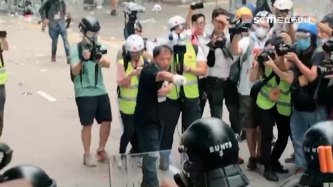 港警無差別鎮暴！遭布袋彈擊中恐致命