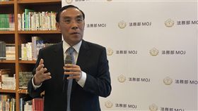 新偵查不公開辦法　法務部：針對執法公務員法務部長蔡清祥12日下午與媒體茶敘時指出，以前就有偵查不公開作業辦法，但不夠清楚，這次新辦法是把規定訂得更清楚而己，並不是突然冒出來的；新規定針對的是執法公務員，並非一般民眾及媒體。中央社記者劉世怡攝　108年6月12日