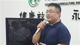 秋行軍蟲首例通報者籲做全民防疫宣導台灣秋行軍蟲入侵首例通報者張先生12日公開分享心得，他相信一般人看到會覺得是普通蟲，假如相關新聞能出現在消費、生活類別中，還有政府快將秋行軍蟲防疫拉高為全民防疫，應該有更多人能跟他一樣一眼看出，就會有更多人通報。中央社記者楊淑閔攝　108年6月12日