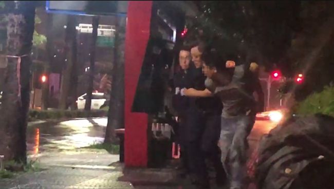 2匪徒挾人質　1員工機警躲車內逃過