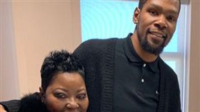 ▲KD與他的母親。（圖／取自Wanda Durant推特）