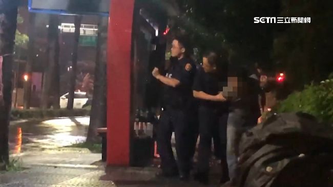 與匪對峙槍聲不斷！警斥民眾：快跑啊