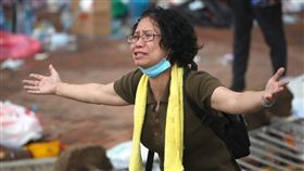 ▲港婦反送中哭喊「我沒有武器」，仍遭港警攻擊（圖／翻攝臉書）