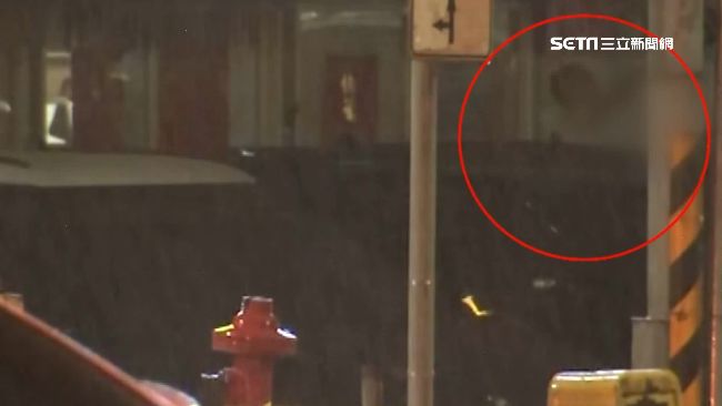 狂徒開槍！紅衣女撐傘漫步?警開罵…