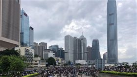 反送中  群眾包圍香港立法會香港9日爆發反送中大遊行，12日又有逾萬名年輕人包圍立法會並占領主要幹道，抗議逃犯條例草案進行二讀。中央社記者王飛華攝  108年6月12日