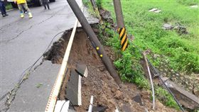 疑大雨掏空土石  苗40線地基流失（1）連日來間歇性大雨，造成苗栗縣通霄鎮苗40線道路地基流失，路旁的3根水泥電桿歪斜、電線脫落。（翻攝照片）中央社記者管瑞平傳真  108年6月12日