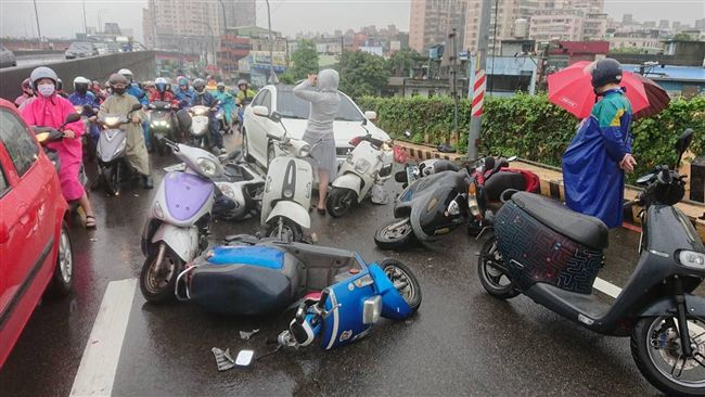 轎車疑誤踩油門撞10機車　釀5人傷