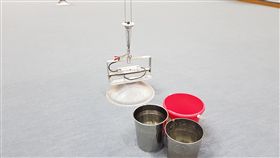 雲林議會議事廳吊燈掉落（1）受鋒面及氣流影響，斗六12日凌晨到上午降雨間歇，雨勢不大，但雲林縣議會卻成受災戶，議事廳正中央吊燈掉落，一度爆出火花，疑滲水致電線短路。中央社記者葉子綱攝  108年6月12日