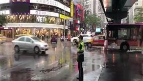 台北市大安分局員警不畏豪雨堅守崗位。(圖/大安分局提供)