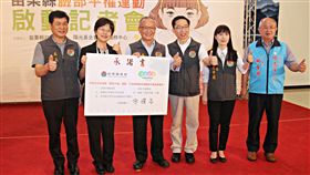 苗栗響應臉部平權運動　徐耀昌簽署承諾書財團法人陽光基金會去年起啟動「臉部平權環台推廣計畫」，於全台募集響應學校及縣市首長簽署支持，獲苗栗縣響應，縣長徐耀昌（左3）12日在縣府大廳簽署承諾書。（苗栗縣政府提供）中央社記者管瑞平傳真　108年6月12日