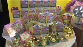 ▲台灣彩券（總經理蔡國基展示）推出新玩法刮刮樂「雙贏樂」。（圖／記者林辰彥攝影）