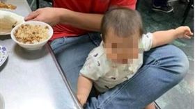 天才爸用腳固定寶寶替代兒童安全椅。(圖/翻攝自爆廢公社)