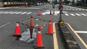 同一路段補了又塌　民眾質疑施工品質高雄市仁武區竹楠路、南亞路口12日又塌陷兩處，水利局緊急封路，請人車改道，因同一地點4月底才修護完成，讓民眾不禁質疑施工品質及技術。（民眾提供）中央社記者王淑芬傳真　108年6月12日