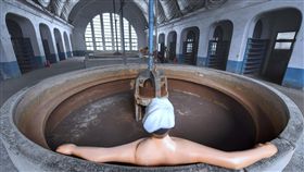 台北機廠鐵道博物館園區澡堂（3）文化部10日在「國定古蹟台北機廠鐵道博物館園區」舉行員工澡堂及總辦公室修復工程開工典禮。圖為員工澡堂內的圓形水池，員工在這共同泡澡凝聚情感。中央社記者王飛華攝  108年6月10日