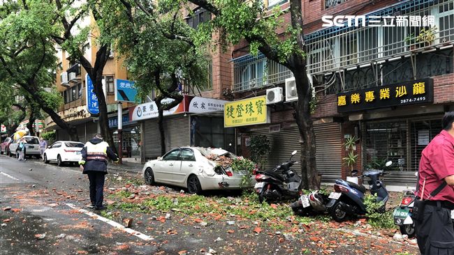 天母公寓磁磚掉落　轎車車頂慘遭砸爛