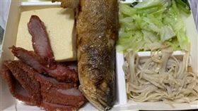 自助餐自組「海陸雙拼」！老闆一看秒砍40元賣（圖／翻攝自爆廢公社公開版）