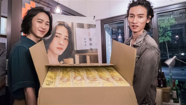 男歌手爽收一箱衛生紙！自爆：用量大