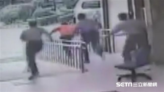 出庭裝病未上腳鐐　犯嫌落跑畫面曝光