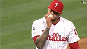 ▲費城人後援投手維拉史奎茲（Vince Velasquez）怒咬棒球洩憤。（圖／翻攝自MLB官網）