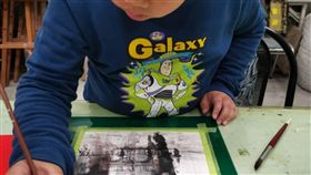 金門學童楊宸安  水彩畫國際名師驚豔10歲的金門小學生楊宸安（圖），在父親水彩畫家楊文斌耳濡目染下，展現成熟繪畫天分。他從7歲起和父親到處寫生作畫。創作時神情專注，一坐就是2、3小時。（楊文斌提供）中央社記者黃慧敏傳真  108年6月12日