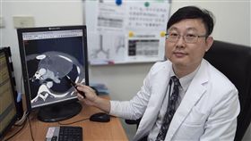 男大生胸腔悶痛就醫　竟是罹患睪丸癌衛福部雙和醫院外傷科主任張統優（圖）12日說明一起病例，一名男大生因胸悶、胸痛前往就診，確認罹患前縱膈生殖細胞腫瘤，病理切片為性腺外生殖細胞瘤，等同於男性睪丸癌。（雙和醫院提供）中央社記者黃旭昇新北市傳真  108年6月12日