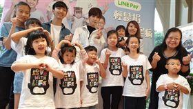 罕病基金會開辦音樂才藝班　畢書盡號召響應罕病基金會12日宣布開辦「罕見音樂才藝班」，歌手畢書盡（後左3）出席記者會獻聲支持，號召大眾響應養成計畫，讓孩子有機會學習音樂才藝，豐富生活。中央社記者陳偉婷攝　108年6月12日